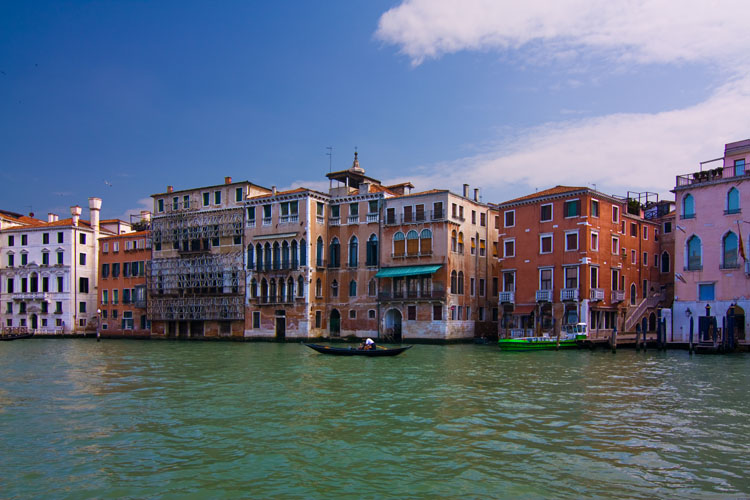 Venedig: Blick vom Gemüsemarkt (Campo della Prescaria) in der Nähe der Rialtobrücke 